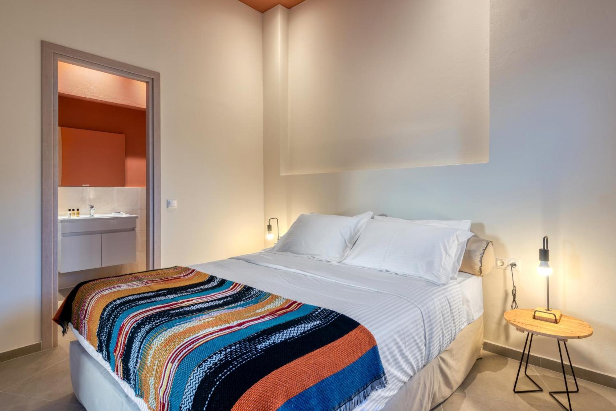 Saronis Suites Saronida Екстериор снимка